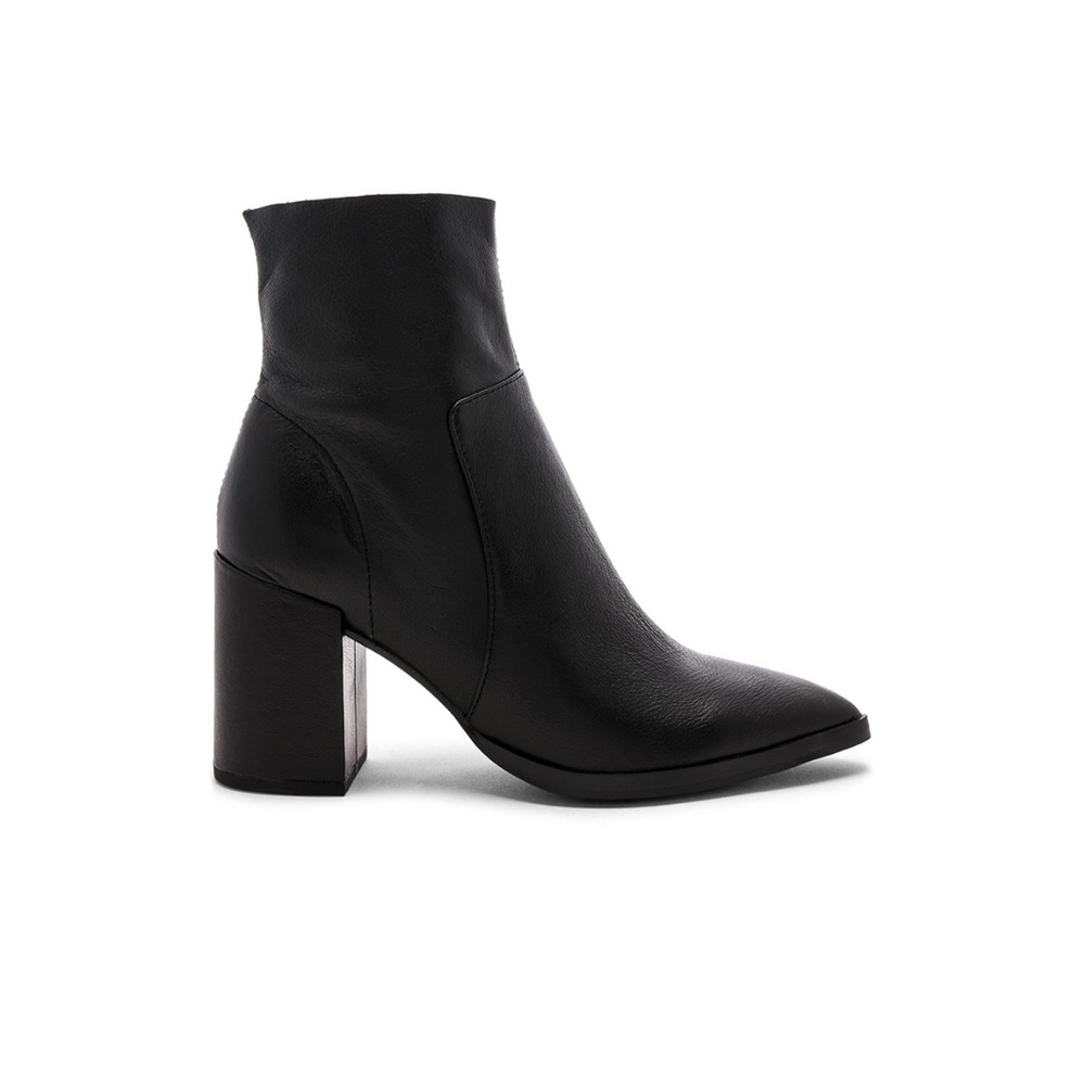 Black pointed bootie